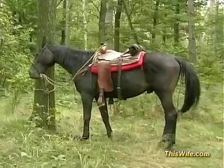 Concupiscente esposa en bosque trío