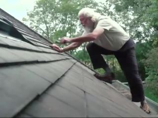 Oud man toneelstukken een volwassen film tonen spelletje met jong dame zij hebben stupendous wondermooi seks