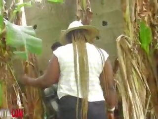 Rodrigo apanhada a foder dois adorável local africana negra com vagina irmãs farming em public&comma; ele quase matar eles com sua grande membro