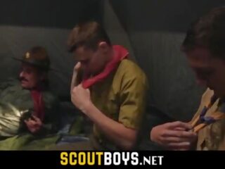 صغير مثلي الجنس زميل الكشافة استيقظ فوق بواسطة زعيم إلى fuck-scoutboys&period;net