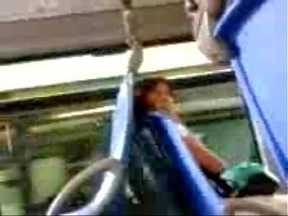 Дзьоб миготливий для збудливий жінка в в автобус