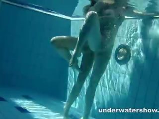 Zuzanna и lucie играя подводен
