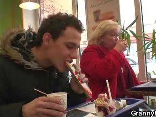 Young gyzlaň söýgülisi picks up huge garry mama in cafe