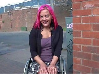 Wheelchair robeža leah kaprīze uz uk mirgo un ārā kailums