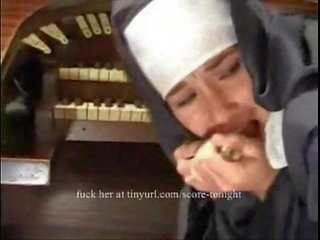 Nonne tvang gangbang i kirke