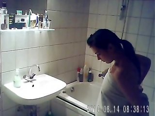 I kapuri mbesë duke pasur një dush në i fshehur kamera - ispywithmyhiddencam.com