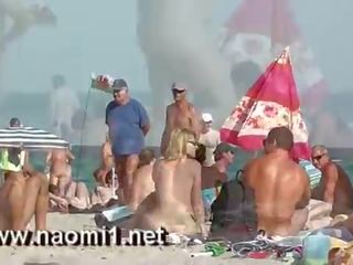 Naomi1 handjob một trẻ người trên một công khai bãi biển