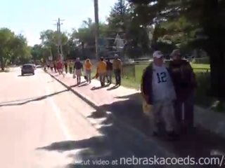 Petreceri și intermitent tate în timp ce tailgating exterior iowa oraș football joc