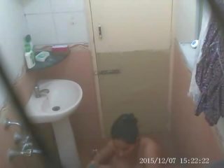 Indisk momen fångad naken medan tagande bad i gömd kamera