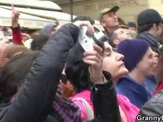 Viejo turista consiguiendo escogido hasta y roscado