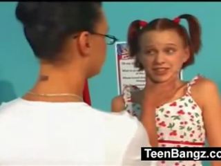 Giovanissima lassie lesbica xxx clip con insegnante
