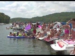 Pubblico nudità e pubblico canzonatura festa adolescenza