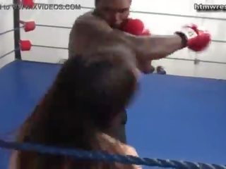 Noir mâle boxe beast contre minuscule blanc écolière ryona