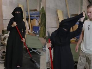 Tour of götlüje - muslim woman sweeping ýerde gets noticed by hujuwly amerikaly soldier